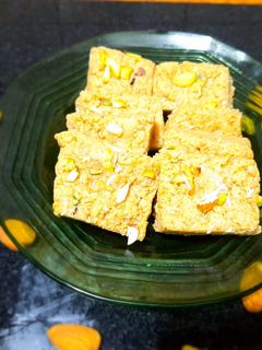 इंस्टेंट मिल्क केक (instant milk cake recipe in hindi) रेसिपी मुख्य फोटो
