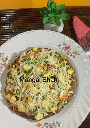 हेल्दी नाचणी पिझ्झा (Healthy Nachni Pizza) Lunch recipe रेसिपी चे मुख्य फोटो 