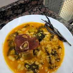 Una foto de Arroz con acelgas jamón y toque de romero