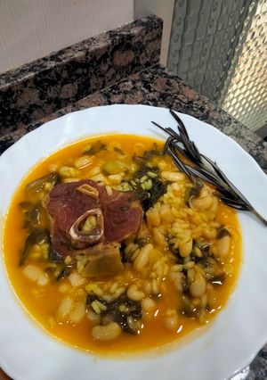 Una foto de Arroz con acelgas jamón y toque de romero