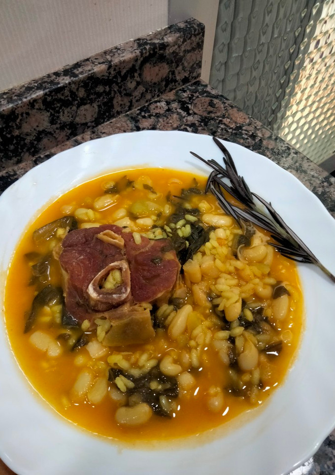 Una foto de Arroz con acelgas jamón y toque de romero