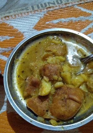A picture of Aloo kachori chaat.
