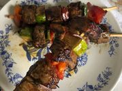 Una foto de marinado brochetas de carne