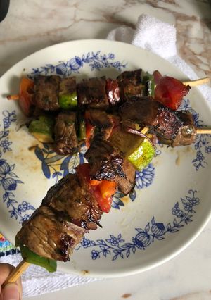Una foto de Brochetas de res