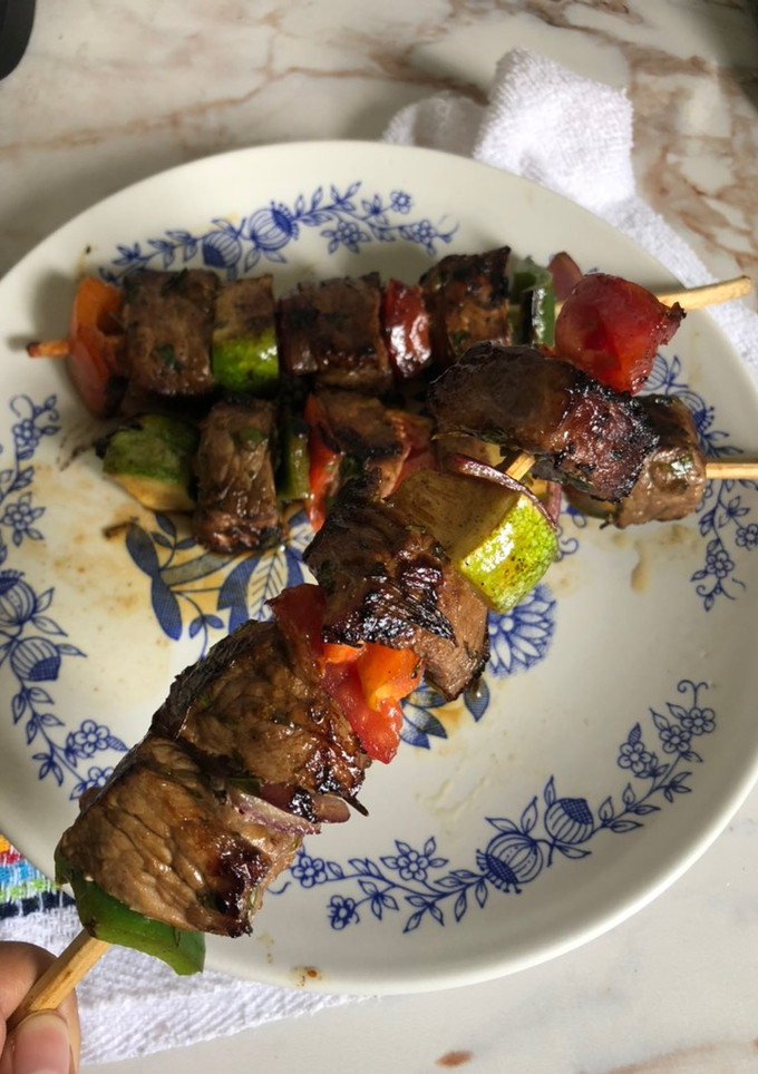 Una foto de Brochetas de res