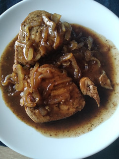 Una foto de Lomos de atún encebollado con vino de Jerez