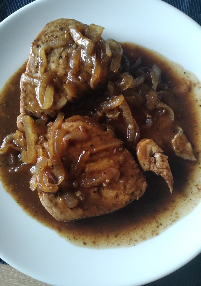 Una foto de Lomos de atún encebollado con vino de Jerez