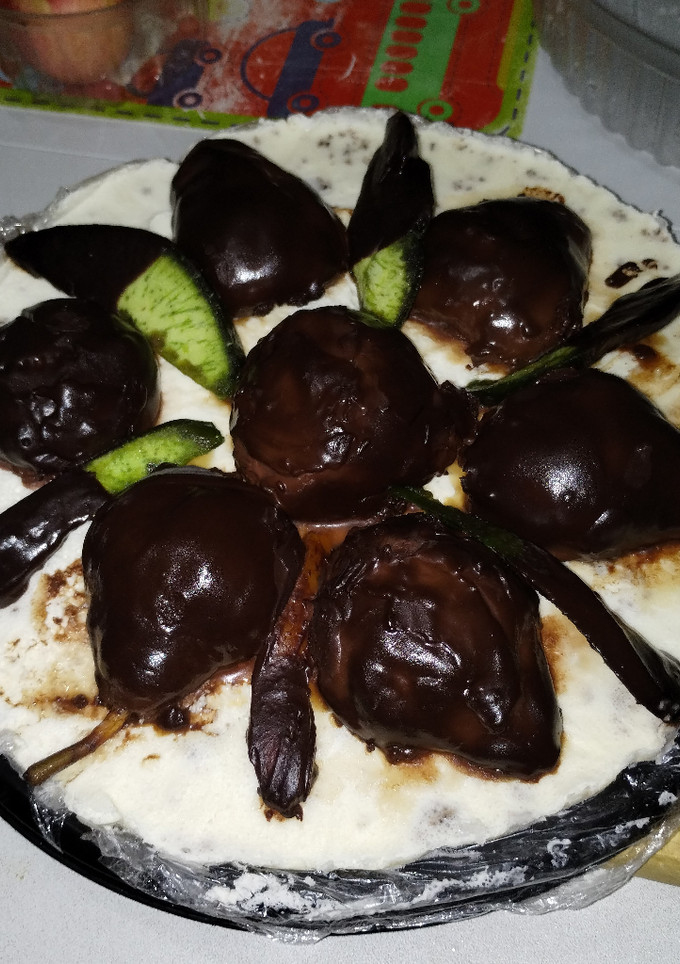 Una foto de Cheesecake de peras al borgoña y cascaritas de pomelo