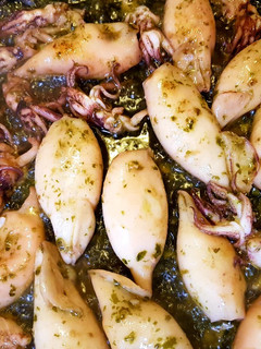 Una foto de Calamares con ajito y perejil