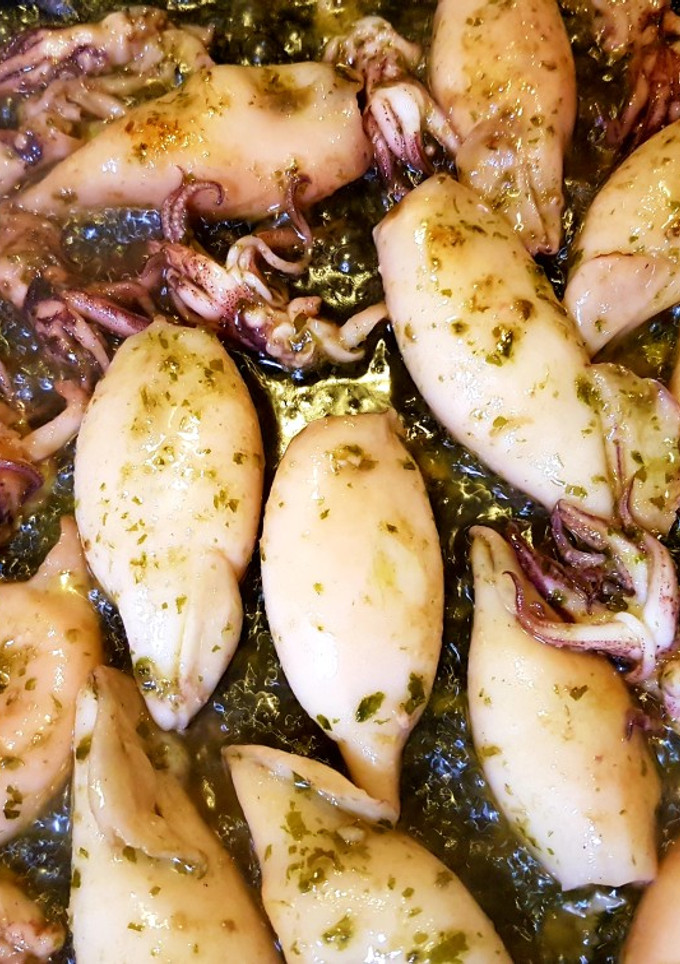 Una foto de Calamares con ajito y perejil