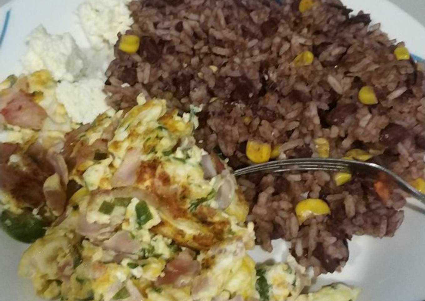 Gallo pinto y huevo revuelto con espinacas y jamón