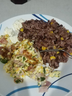 Una foto de Gallo pinto y huevo revuelto con espinacas y jamón