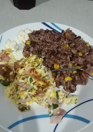 Una foto de Gallo pinto y huevo revuelto con espinacas y jamón