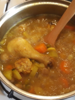 Una foto de Guiso de pollo con verduras y unas pelotitas