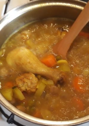 Una foto de Guiso de pollo con verduras y unas pelotitas