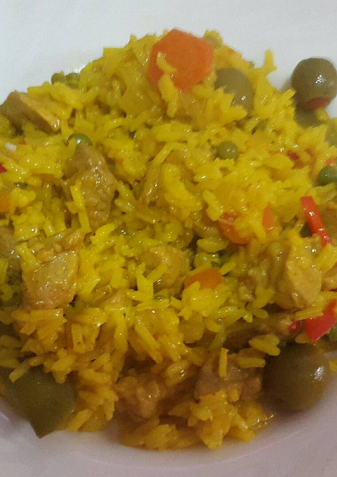 Una foto de Arroz amarillo de carne