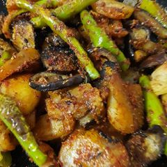 A picture of Tawa Fry Aalu Baingan (potato Bringal).