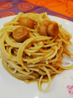 Una foto de Espaguetis en salsa de Pedro Ximénez con pasas y champiñones