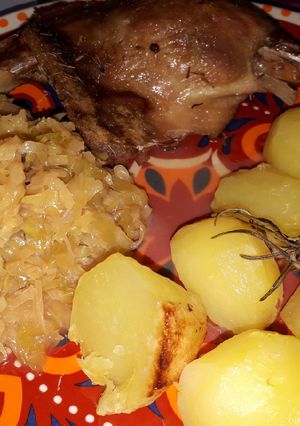 Sült libacomb rozmaringos krumplival, párolt káposztával recept fotója