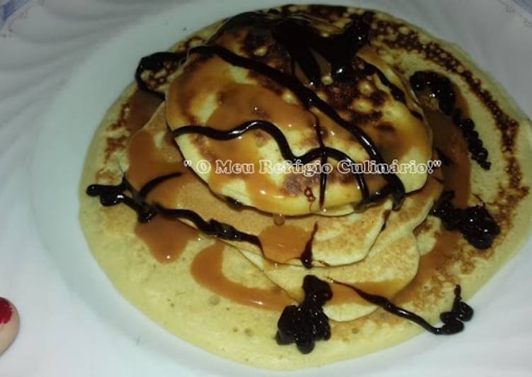 Panquecas Com Cobertura de Topping de Chocolate e Caramelo