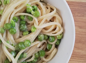 Una foto de Tallarines con crema y arvejitas
