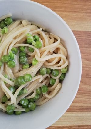 Una foto de Tallarines con crema y arvejitas
