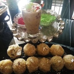 A picture of Coconut ladoo.