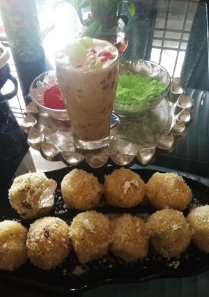A picture of Coconut ladoo.