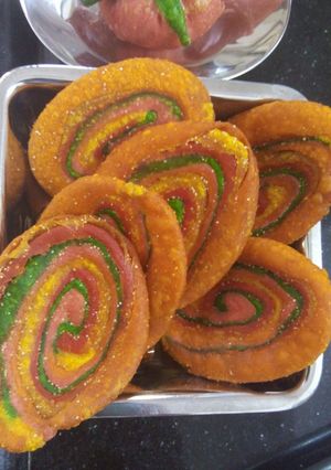 રેઈનબો મઠરી(rainbow mathri recipe in gujarati) રેસીપી મુખ્ય ફોટો