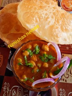 छोले और भटूरे (chole aur bhature recipe in Hindi) रेसिपी मुख्य फोटो