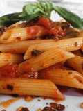 Penne con Ciliegini e Pepe Rosso Piccante a Scaglie