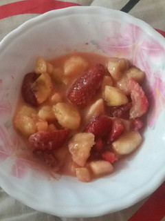 Una foto de Ensalada de frutilla, plátano con naranja y yogurt