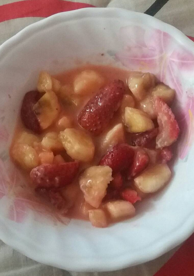 Una foto de Ensalada de frutilla, plátano con naranja y yogurt