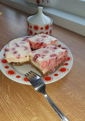 Zabkekszes tejfölös- tejszínes sütemény, málnával recept fotója