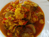 Arroz caldoso con bogavante berberechos en la cocina del camping