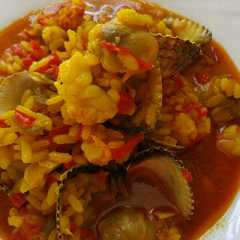 Foto principal de Arroz caldoso con bogavante berberechos en la cocina del camping
