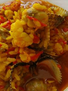 Una foto de Arroz caldoso con bogavante berberechos en la cocina del camping