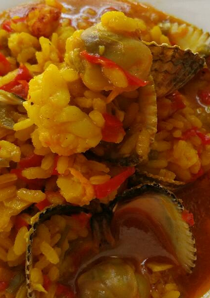 Una foto de Arroz caldoso con bogavante berberechos en la cocina del camping