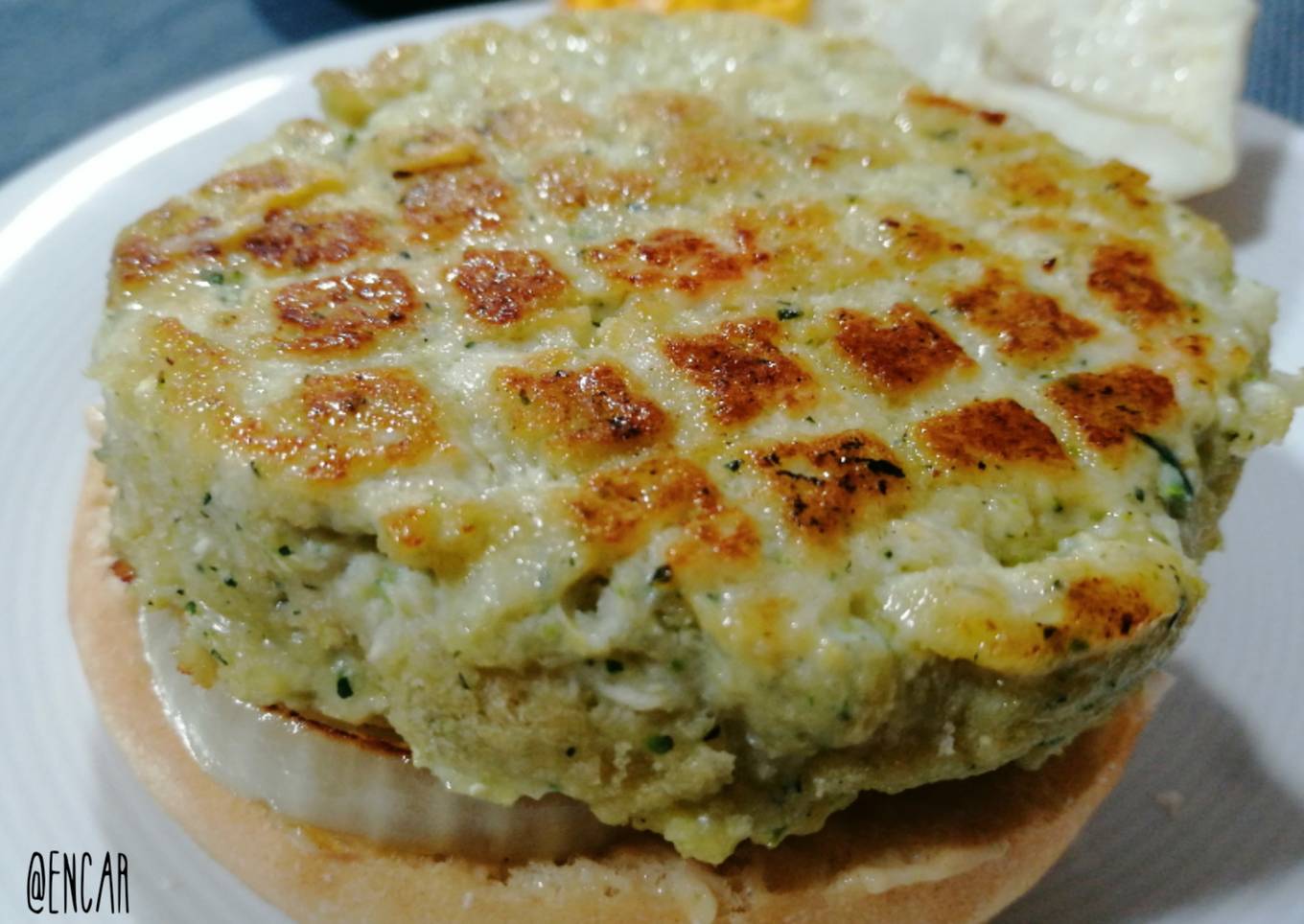 Hamburguesa casera de pollo, calabacín y parmesano