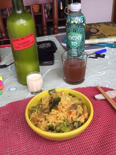 Una foto de Fideos de arroz y verduras