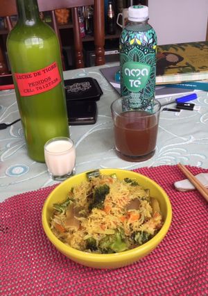 Una foto de Fideos de arroz y verduras