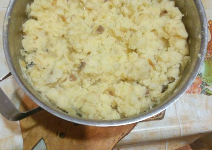 Жареное картофельное пюре с луком