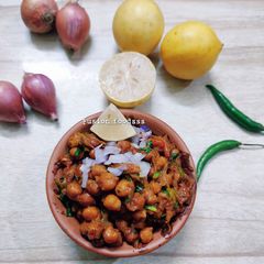 A picture of चना घुघनी.