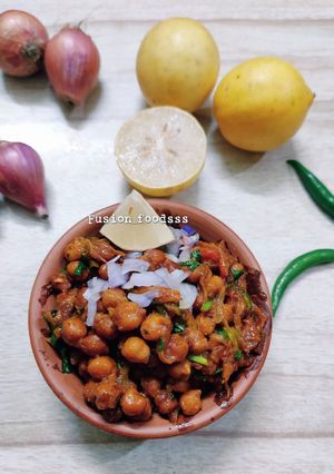 A picture of चना घुघनी.