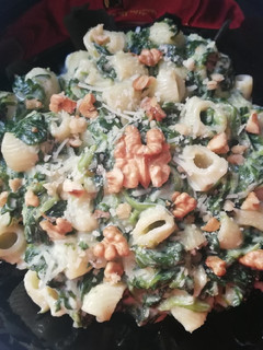 Una foto de Pasta con crema de espinacas y nueces🌱