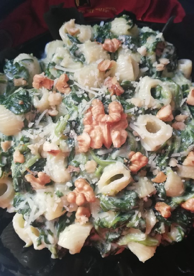 Una foto de Pasta con crema de espinacas y nueces🌱