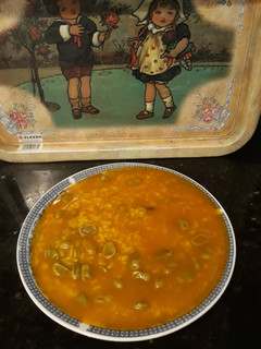 Una foto de Arroz caldoso con habas baby y pollo, fácil y rápido