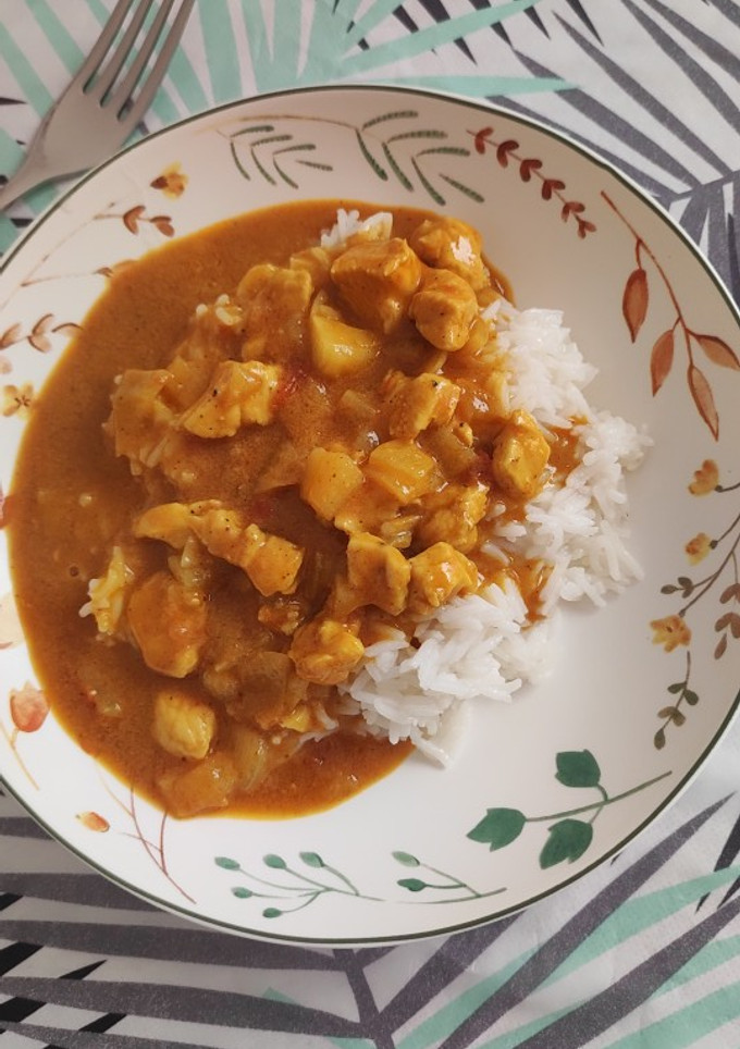 Una foto de Arroz con pollo al curry