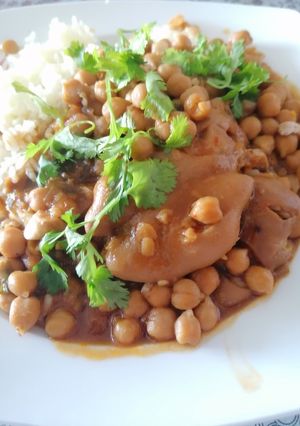 Foto principal de 70. Pies de cerdo picantes con garbanzos / Cocción lenta