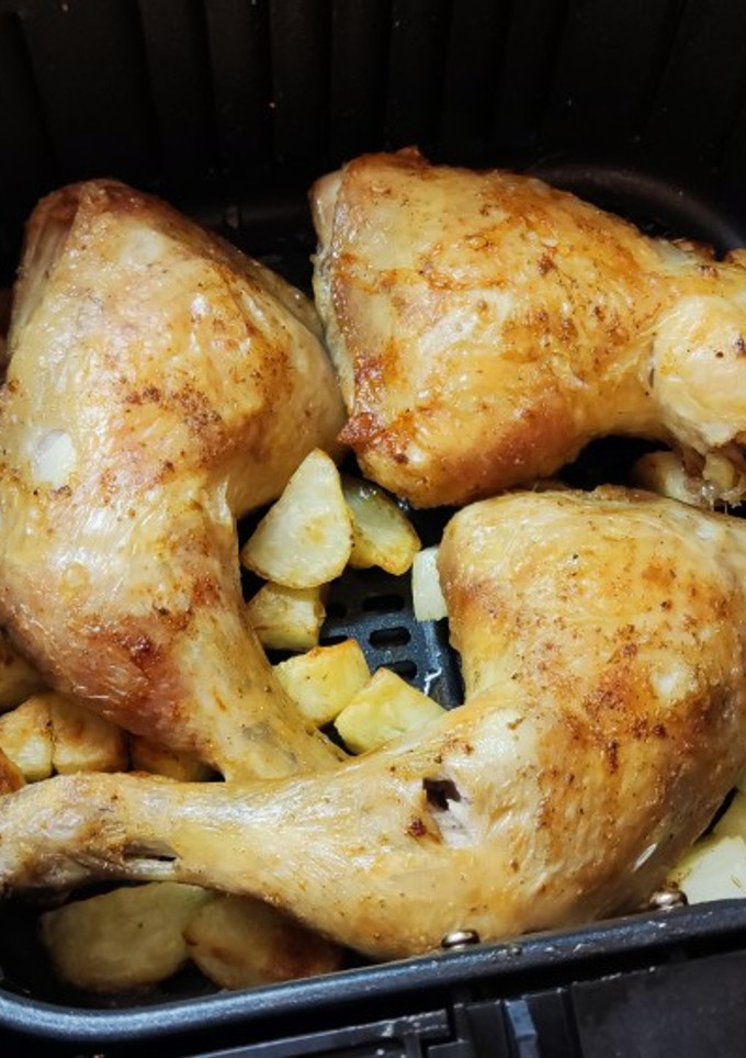 Una foto de Cuartos traseros con patatas en airfrier (Cosori)